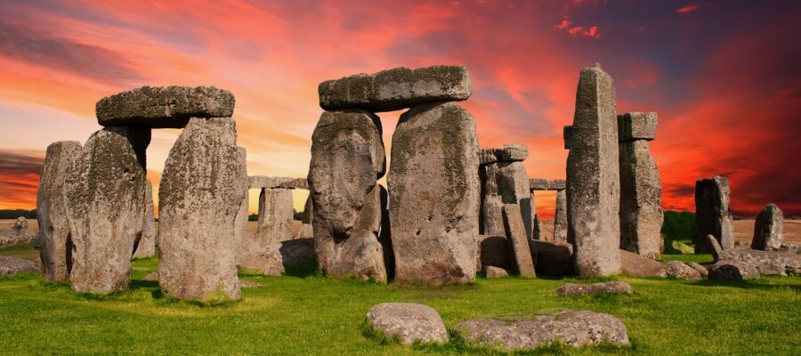 Stonehenge en un atardecer. El cielo está con los colores de la puesta de sol, creando un ambiente mágico y señalando este punto energético de la Tierra.