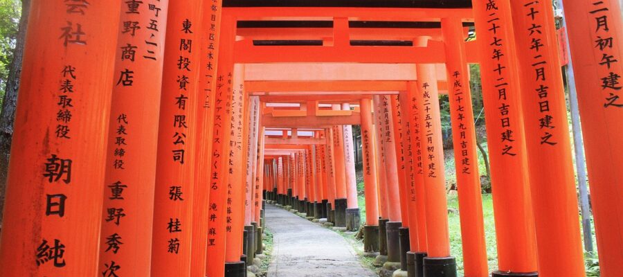 Puertas rojas de un templo sintoísta en Japón, donde se escriben palabras y la vibración de éstas ayuda a la espiritualidad. Técnica Kotodama.